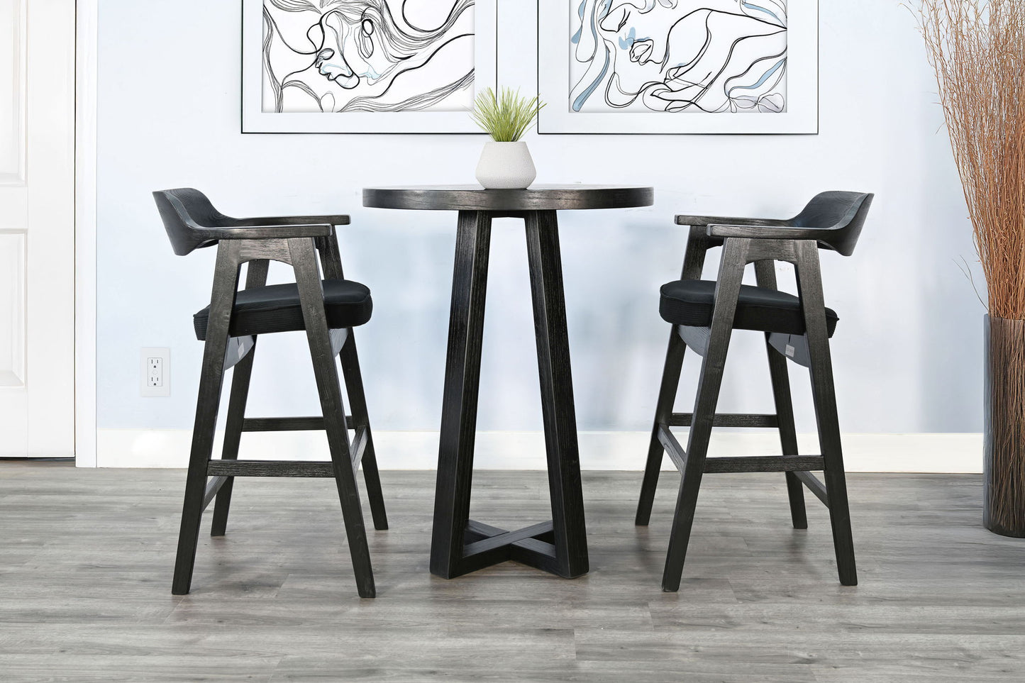 Mia - Round Table